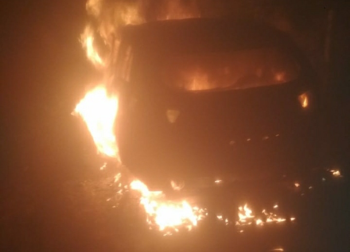 कार में मिली जली हुई लाश, पुलिस जांच में जुटी