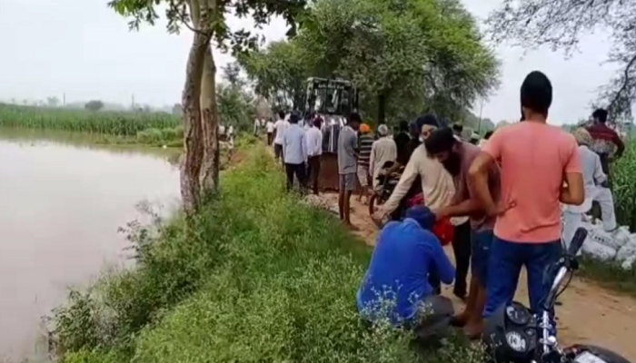 मारकंडा नदी पर बनाया तटबंध विवादों में, ग्रामीणों ने सिंचाई विभाग को घेरा