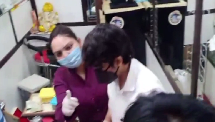 ...जब नकली इनकट टैक्स ऑफिसर बनकर ज्वेलर की दुकान में पहुंच गईं दो युवतियां