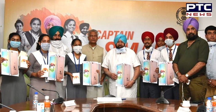 Captain Amarinder launches 'Punjab Smart Connect Scheme', hands over smartphones to 6 students personally