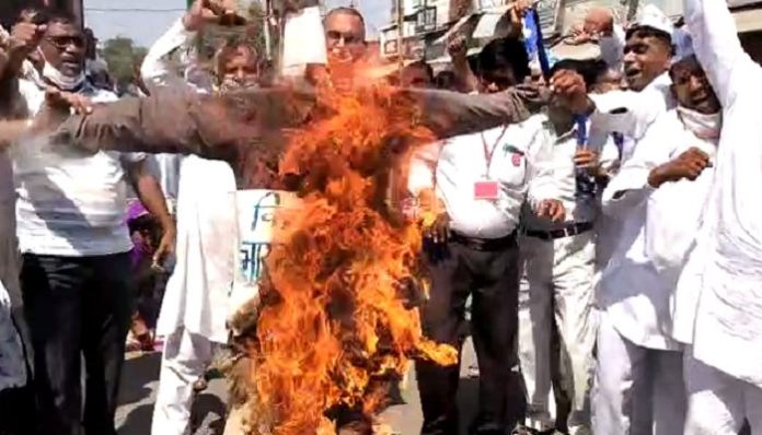 Farmer took out funeral procession of central government, burnt effigy (2) Farmer took out funeral procession of central government, burnt effigy