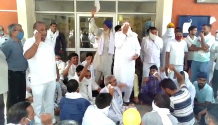 Farmers locked the office of Mandi Board Secretary (1) Farmers locked the office of Mandi Board Secretary