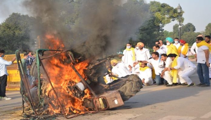 Five people detained in connection burning tractor near India Gate (3) Five people detained in connection burning tractor near India Gate (1)