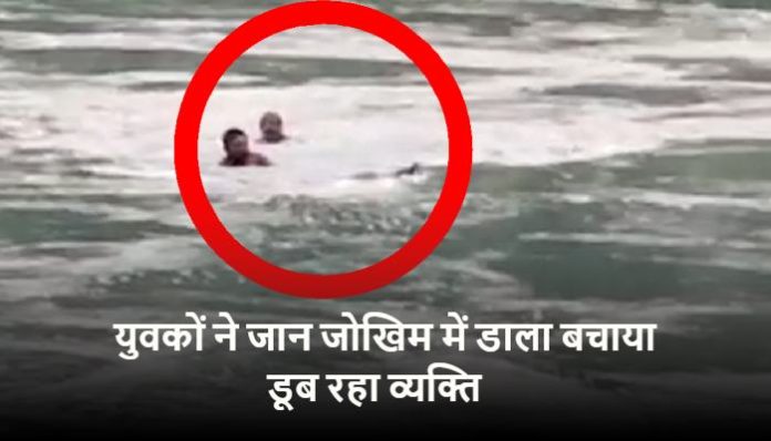 Man jumped into canal, people risked their lives to save him (2) Man jumped into canal, people risked their lives to save him (1)
