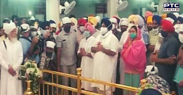 Overwhelming welcome to Sukhbir, Harsimrat on reaching Punjab Overwhelming welcome to Sukhbir, Harsimrat on reaching Punjab