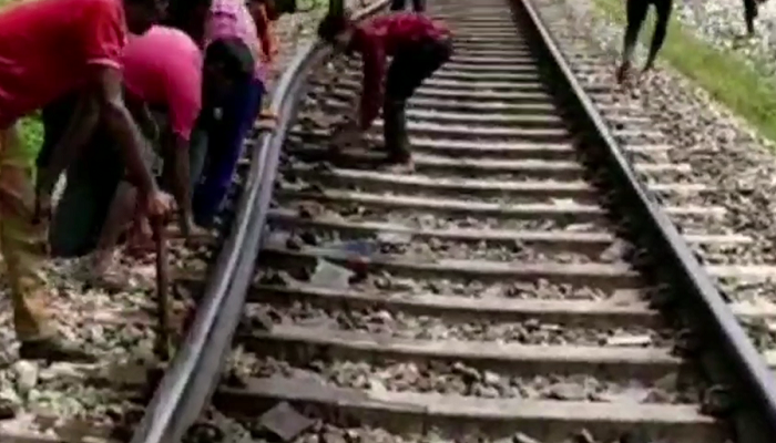 कर्मचारियों ने उखाड़ रखा था ट्रैक, अचानक तेज गति से आई ट्रेन और...
