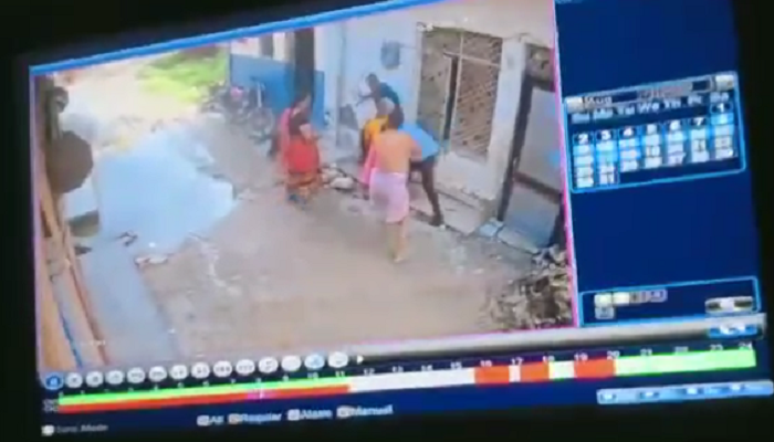पति-पत्नी के साथ पड़ोसी ने बेरहमी से की मारपीट, CCTV में कैद हुई तस्वीरें