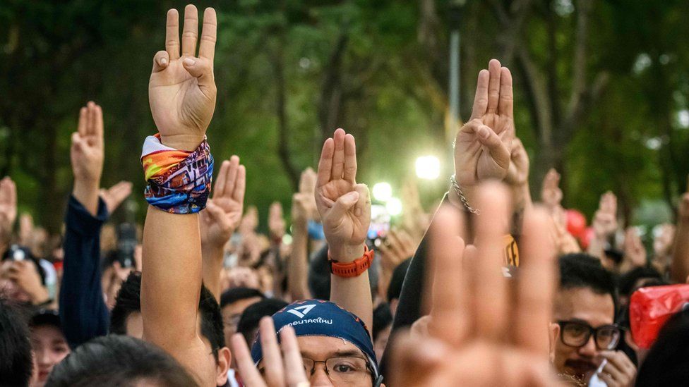 ਨੌਜਵਾਨਾਂ ਲਈ ਕਿਵੇਂ ਹਥਿਆਰ ਬਣੀ The three-finger salute ਪਾਲਿਸੀ