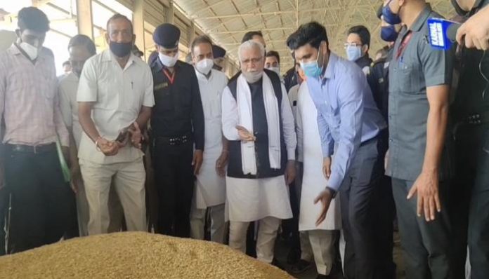 CM Manohar Lal Khattar visits grain market in Karnal (3) CM Manohar Lal Khattar visits grain market in Karnal