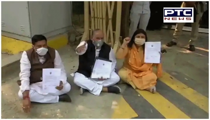 Delhi: Mayors of All Three Municipal Corporations Holds Sit-in Protest Outside CM Kejriwal’s Residenc