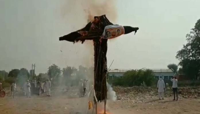 Farmers burn government effigies on Dussehra (3) Govt Effigies Burnt