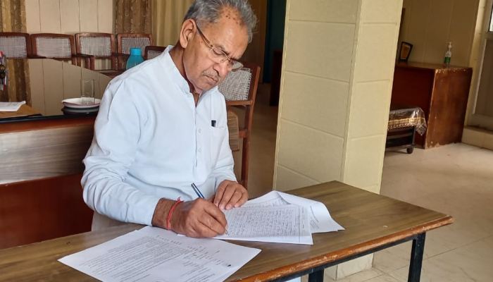 JJP MLA Ishwar Singh gives online exam for his 3rd MA at the age of 72 (1)