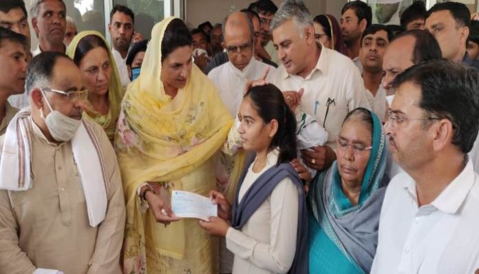 JJP MLA Naina Chautala distributed check to helpless and poor (1) JJP MLA Naina Chautala