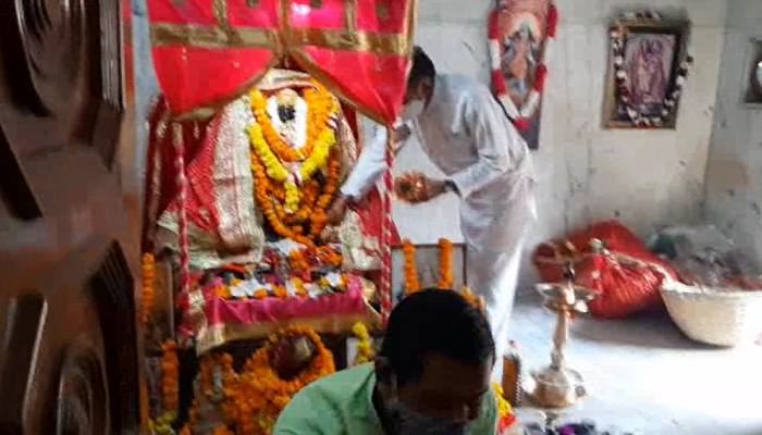नवरात्रि के दूसरे दिन मां ब्रह्मचारिणी की हो रही पूजा, भक्तों को बांटा जा रहा पैकेट बंद प्रसाद