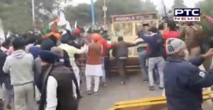 Ambala: Farmers break police barricades, clash between farmers and police