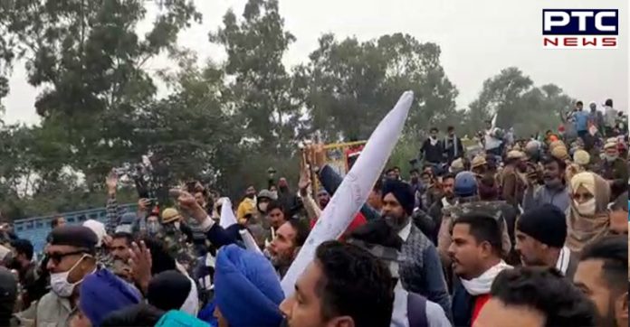 Ambala Farmers barricades 4 Ambala: Farmers break police barricades, clash between farmers and police