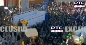 Farmers Lathicharge at Tikri border, Police use water cannon & tear gas shells