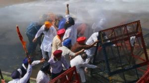 Farmers Protest : Lohe de Kil , tippers, stones, heavy police force on Delhi's Singhu border