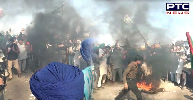 Dilli Chalo: Farmers burn PM Narendra Modi's effigy at Singhu border
