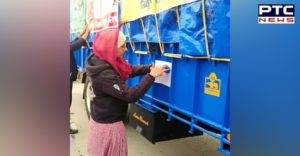 Farmer's daughter puts posters of ‘Dilli Chalo’ on trolleys