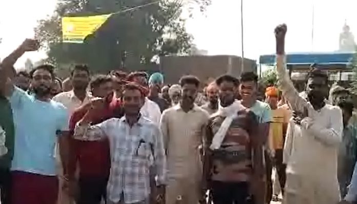 Farmers hostage officials came for surveying fire in Parali (1) Stubble Burning in Village