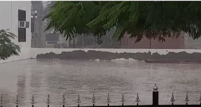 Temperature dips as rainfall lashes out in several parts of Punjab Temperature dips as rainfall lashes out in several parts of Punjab