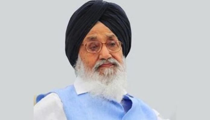 SAD leaders hail Parkash Singh Badal for returning Padma Vibhushan SAD leaders hail Parkash Singh Badal for returning Padma Vibhushan