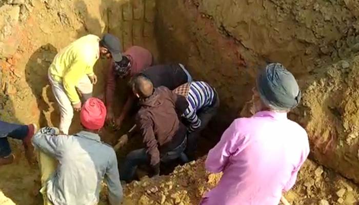 सीवरेज लाइन डालते समय मिट्टी के नीचे दबे दो मजदूर, मौत