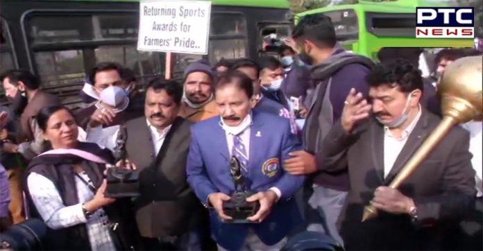 Farmers protest: Delhi Police stop sportspersons marching towards Rashtrapati Bhavan Farmers protest: Delhi Police stop sportspersons marching towards Rashtrapati Bhavan