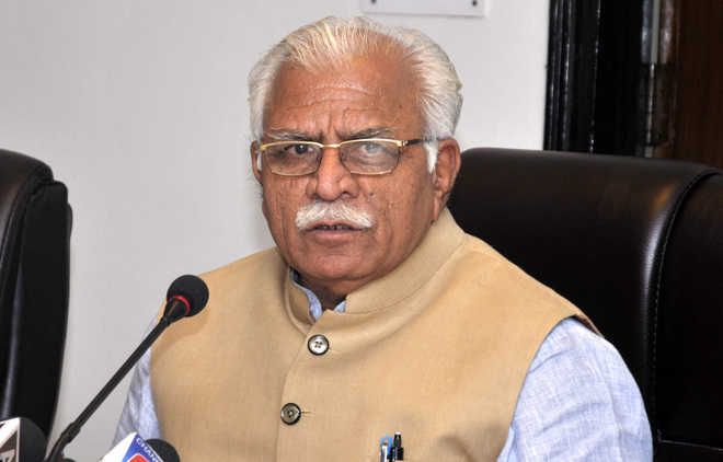 Protesting farmers show black flags to Haryana CM Khattar during his Ambala visit