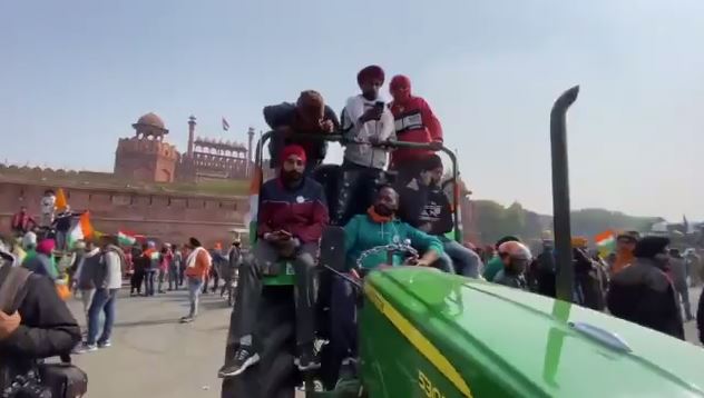 Tractor March Delhi: Farmers have arrived at Red Fort in Delhi during the historic tractor march in Delhi on Republic Day on Tuesday.