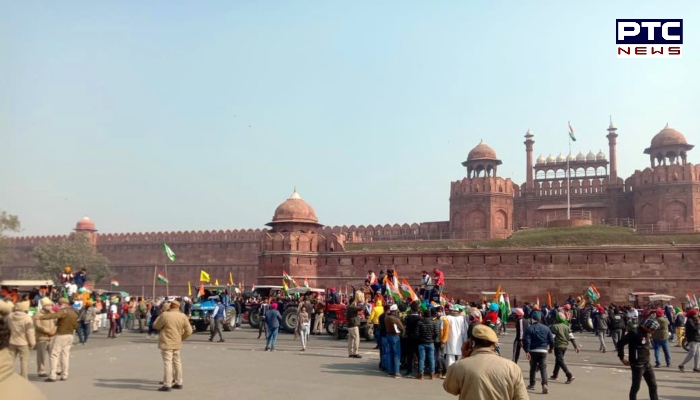Tractor March Delhi: Protesting farmers hoisted a flag at the Red Fort in Delhi after a tractor march in Delhi on Republic Day 2021. 