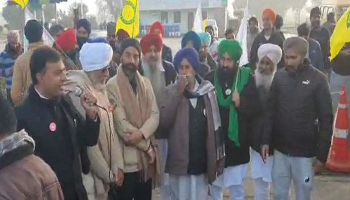 Farmers shut down Reliance petrol pump and trend shop (2) Protest Outside Petrol Pump