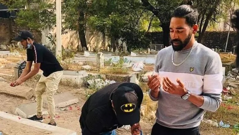 Mohammed Siraj visits father's grave immediately after landing in Hyderabad