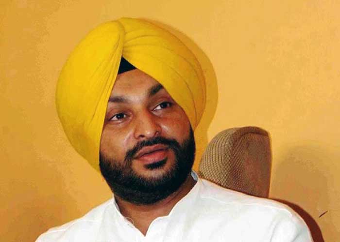 Congress leader Ravneet Singh Bittu opposed, beaten at Singhu border