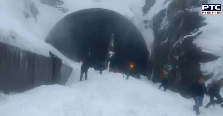 HP Police rescues over 300 tourists stuck in snow near Atal Tunnel