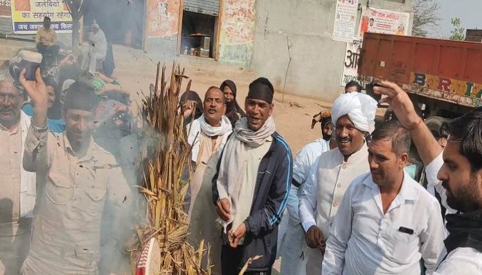 Farmers burnt effigy of Agriculture Minister JP Dalal (2) JP Dalal effigy burnt
