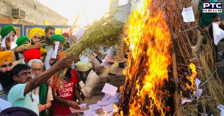 Farmers burn copies of farm laws on occasion of 'Holika Dahan'