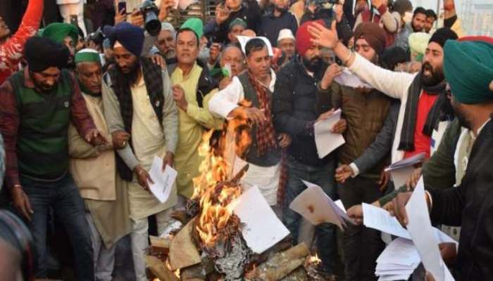 Farmers burnt Copies of Agri Bills
