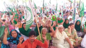 Farmers protest : Women leading the farmers' dharna in Punjab