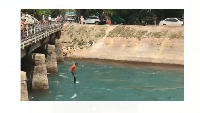 lathicharged , Teachers jump in Bhakra canal lathicharged , Teachers jump in Bhakra canal