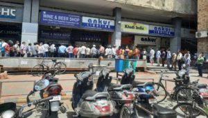 Delhi lockdown News : crowd seen outside liquor shops as Delhi announces 6-day lockdown