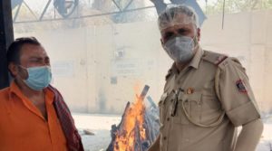 Delhi Police ASI postpones daughter marriage, helps over 1100 people for COVID cremation