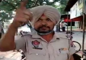 Batala ASI ne Nase ch tali ho ke loka nu kadiaa gala , video sosal media te Viral