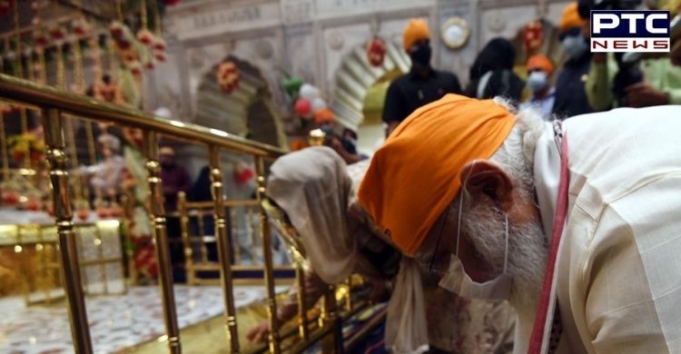 PM Narendra Modi offers prayers to Guru Teg Bahadur Ji at Sis Ganj Sahib Gurdwara