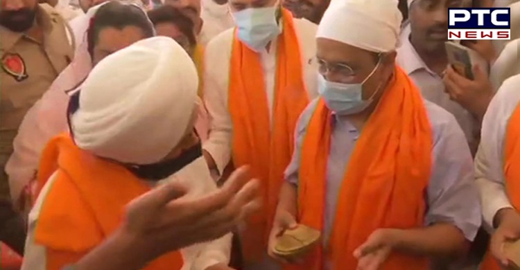 Delhi CM Arvind Kejriwal offers prayers at Sri Harmandir Sahib in Amritsar