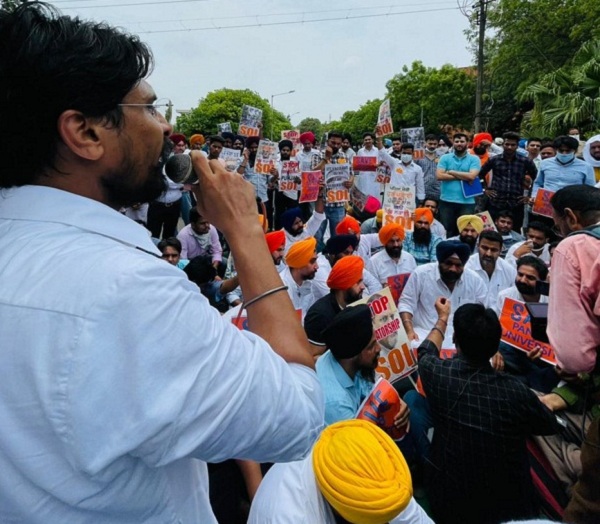ਯੂਥ ਅਕਾਲੀ ਦਲ ਤੇ ਸਟੂਡੈਂਟਸ ਆਰਗੇਨਾਈਜੇਸ਼ਨ ਆਫ ਇੰਡੀਆ ਵੱਲੋਂ ਪੰਜਾਬ ਯੂਨੀਵਰਸਿਟੀ 'ਚ ਵਿਸ਼ਾਲ ਧਰਨਾ