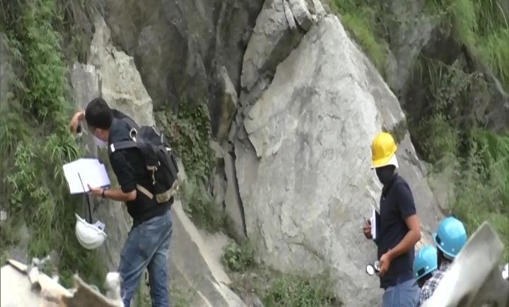 पहाड़ों से पत्थर गिरने के कारणों का अध्ययन करने के लिए पहुंची टीम