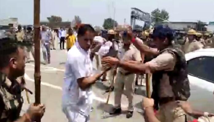 Farmers block road after lathicharge incident took place in karnal (4)