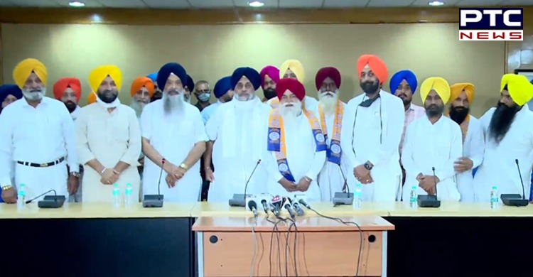 Sukhbir Badal welcomes eight leaders into party fold